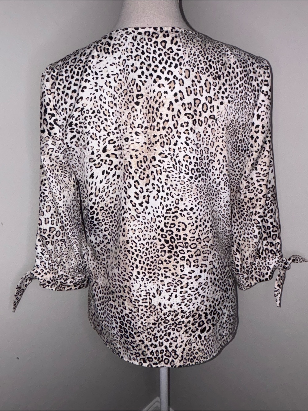 Chico’s V neck 3/4 tie sleeve loose fit leopard print button front top 1 Medium - Picture 5 of 7